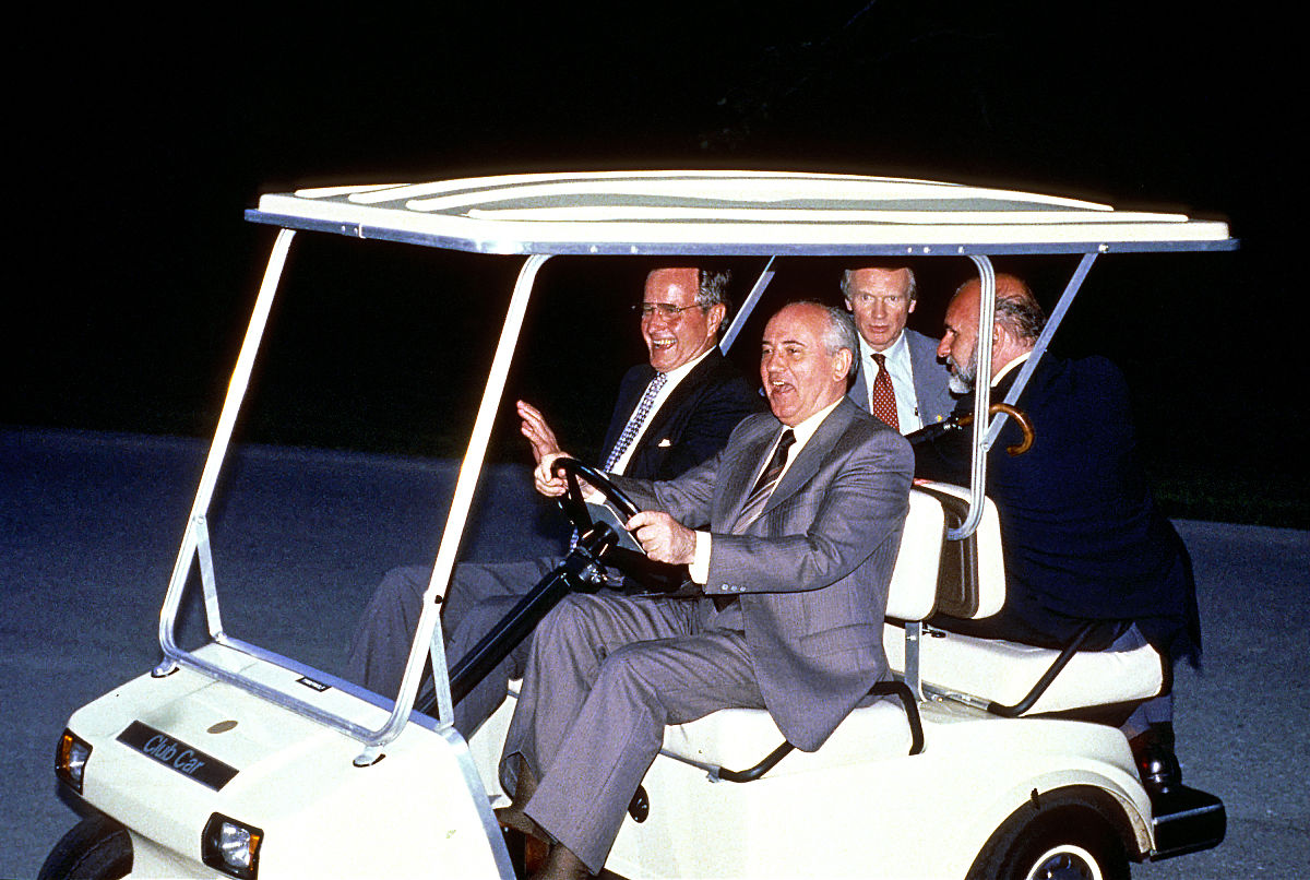 请写一篇800字关于苏联的论文