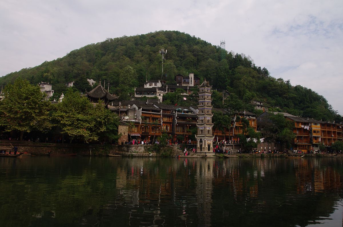 湘西土家族苗族自治州最出名的景区：凤凰古城