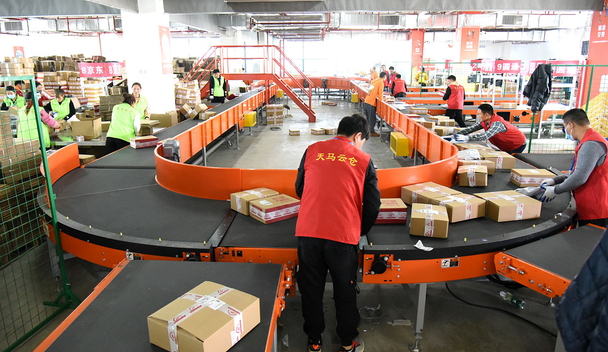 漳州农产品直播电商的主要问题1 物流配送：由于农产品生鲜度要求高直播电商需要建立高质量的物流配送系统。但是漳州地区物流配送服务尚未完善不能满足直播电商高品质的物流需求。2 平台选择：漳州地区农产品直播电商平台较少开展直播业务需要付出更高的成本和风险同时在平台运营、推广等方面也需要面对许多困难。3 供应链管理：农产品直播电商需要建立起完善的供应链体系包括农产品采购、存储、分类、配送等环节但目前漳州地