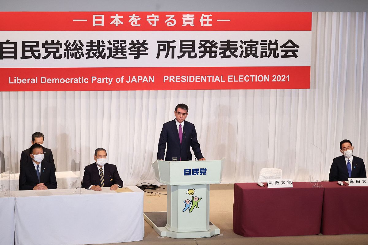 当地时间2021年<strong>9</strong>月17日,日本东京,日本自民党代理干事长野田圣子(左)