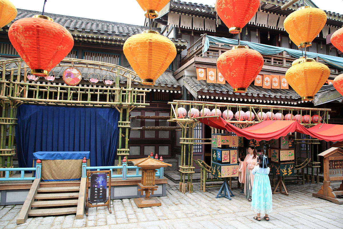 2019年6月8日,湖北省襄阳市,正值端午节小长假,游客在唐城影视基地游