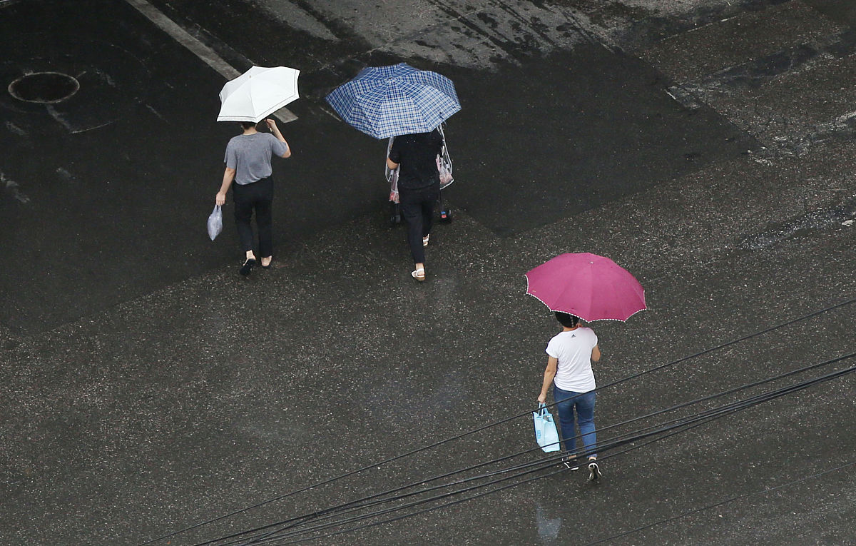 “自己淋过雨，也要为他人撑把伞”的人，值得敬佩！