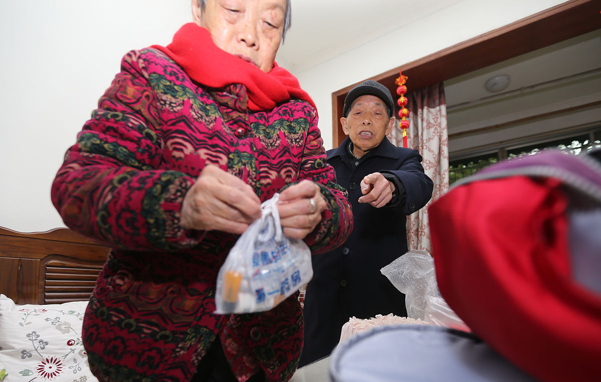AI 在使用微信群的过程中我们鼓励家长们勇于发言积极参与讨论和交流共同分享育儿经验和教育心得促进互相学习和成长。;human 扩写在使用微信群的过程中我们鼓励家长们勇于发言积极参与讨论和交流共同分享育儿经验和教育心得促进互相学习和成长。; AI 在使用微信群的过程中我们希望家长们能够充分利用这一平台不仅是传递信息和接收通知更要积极参与到讨论和交流中来。家长们可以分享育儿经验和教育心得讨论孩子