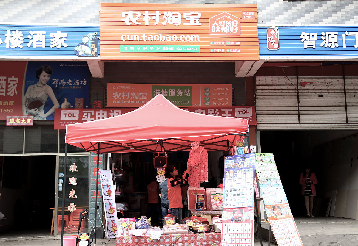 2015年11月5日,湖南郴州,返乡女青年雷建芳与姐姐和姐夫在集市上租了