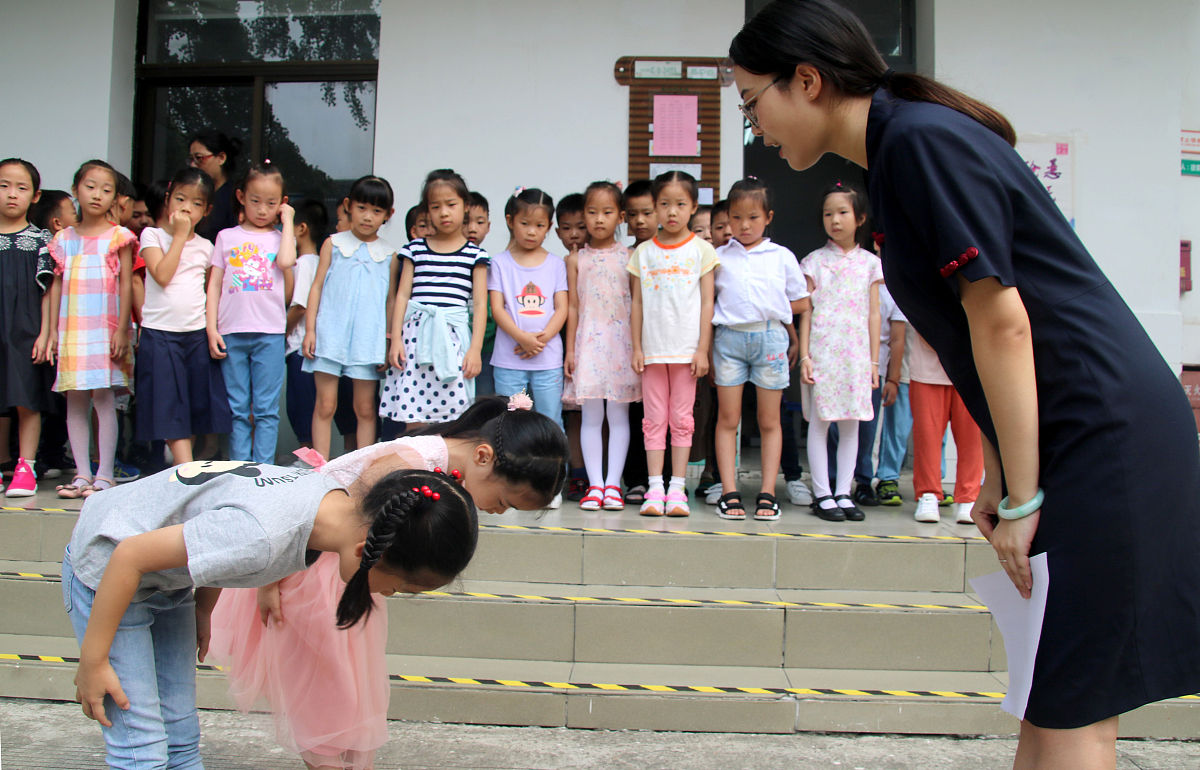 学校每次开展做操、升旗仪式、集会等集体活动的时候学生的纪律和秩序都很乱为了改正这种乱象我们需要想一个方案能够让班主任和任课老师明确的分工负责