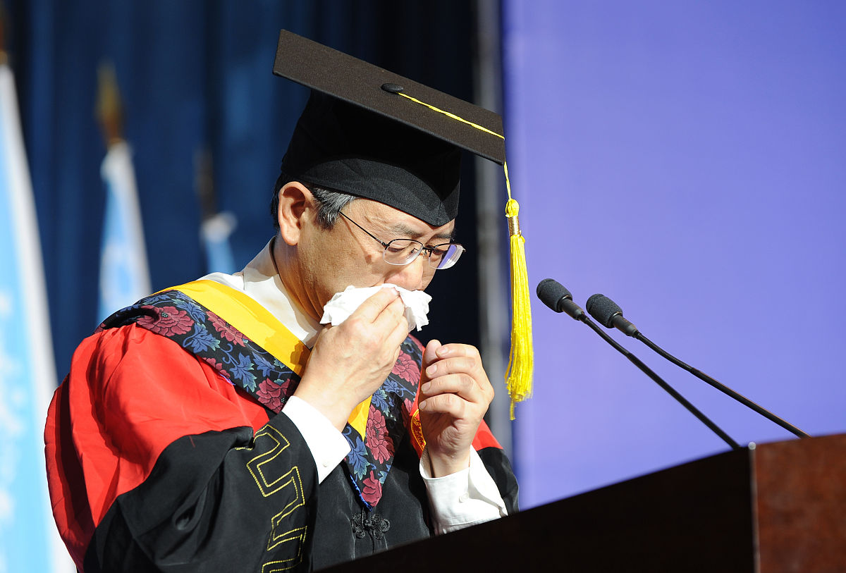 “不敬歌酒，不敬云台， 不敬长街喧哗，萋萋万籁，更不敬那唯一不染的白 ，