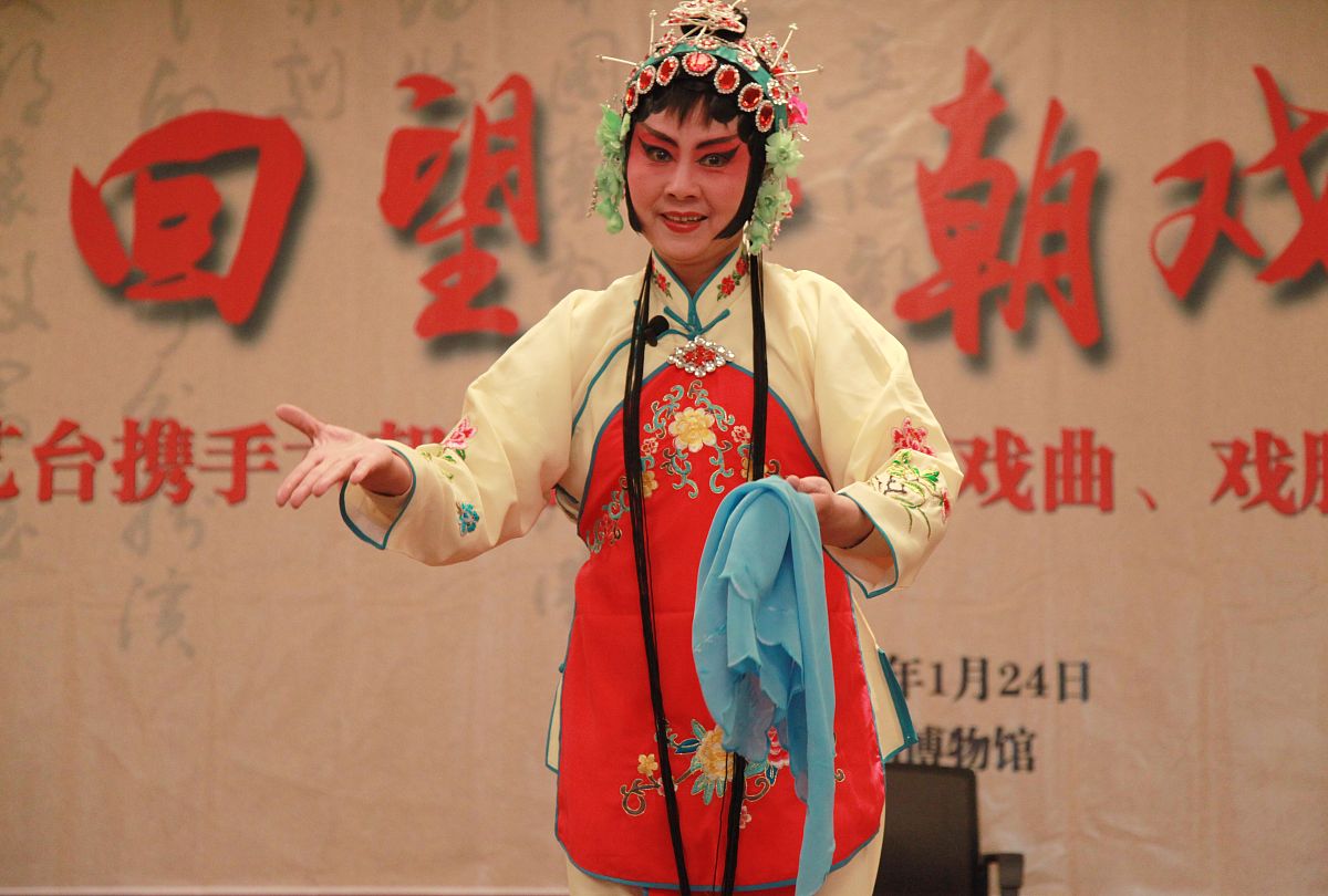 2015年1月24日,江苏省南京市,泰兴市票友何静在表演"梅派"京剧《拾玉