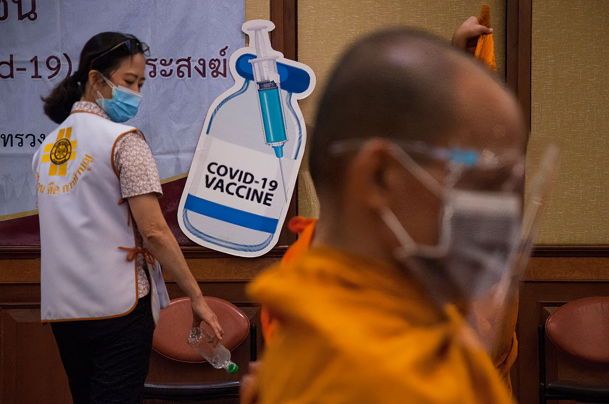 当地时间2021年5月18日,泰国首都曼谷,僧侣接种中国新冠疫苗.a thai b