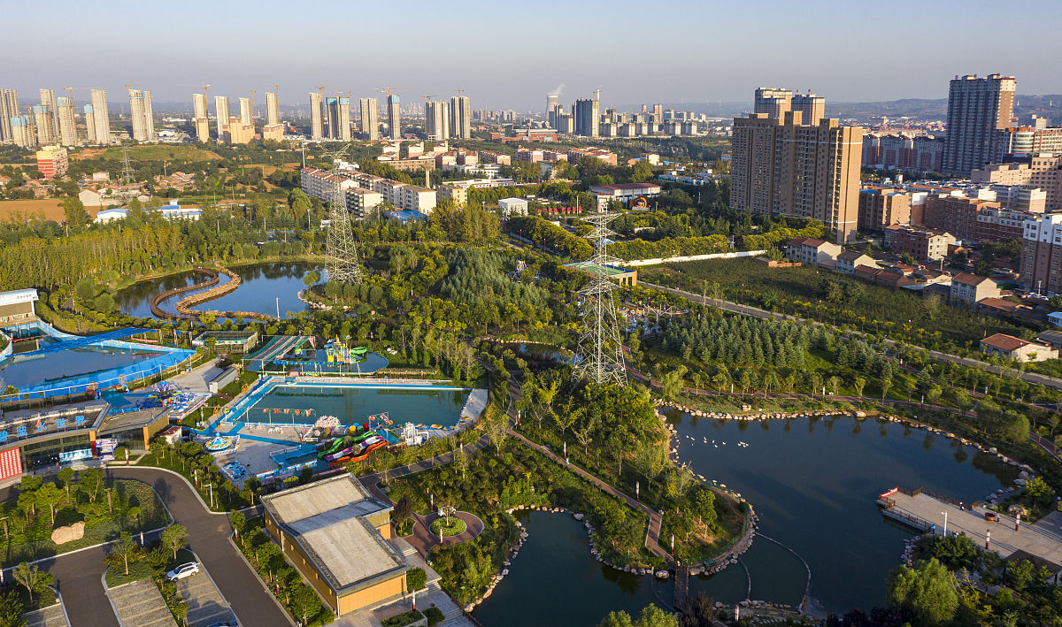2021年9月10日,河南三门峡,无人航拍的渑池县县城一角.