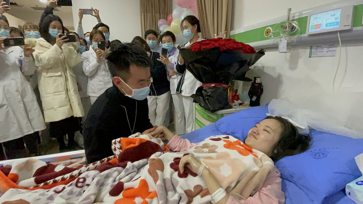 2021年2月2日,成都,谭周松向何静求婚.(如需下载使用,请务必署名:红星