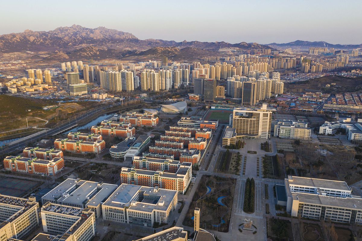 2020年3月11日早晨,青岛西海岸新区,初春城市风光美.