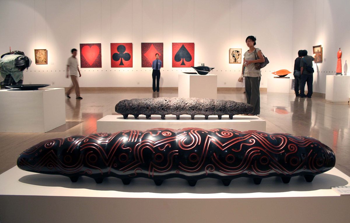 2006年8月25日,梁远漆艺展在中国美术馆开幕,共展出漆器,漆画,漆塑等