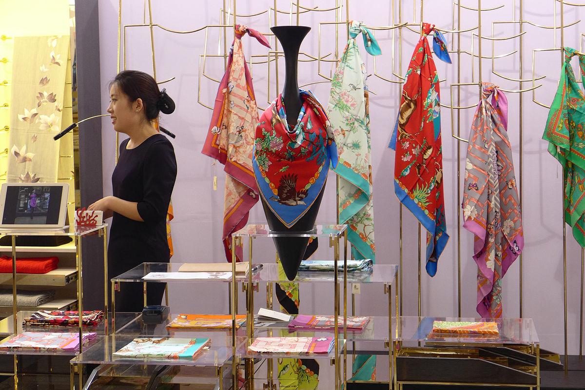 飘色是一种集材料、力学、音乐、造型、装饰等工艺于一体以彩柜为展示舞台的立体空间艺术。