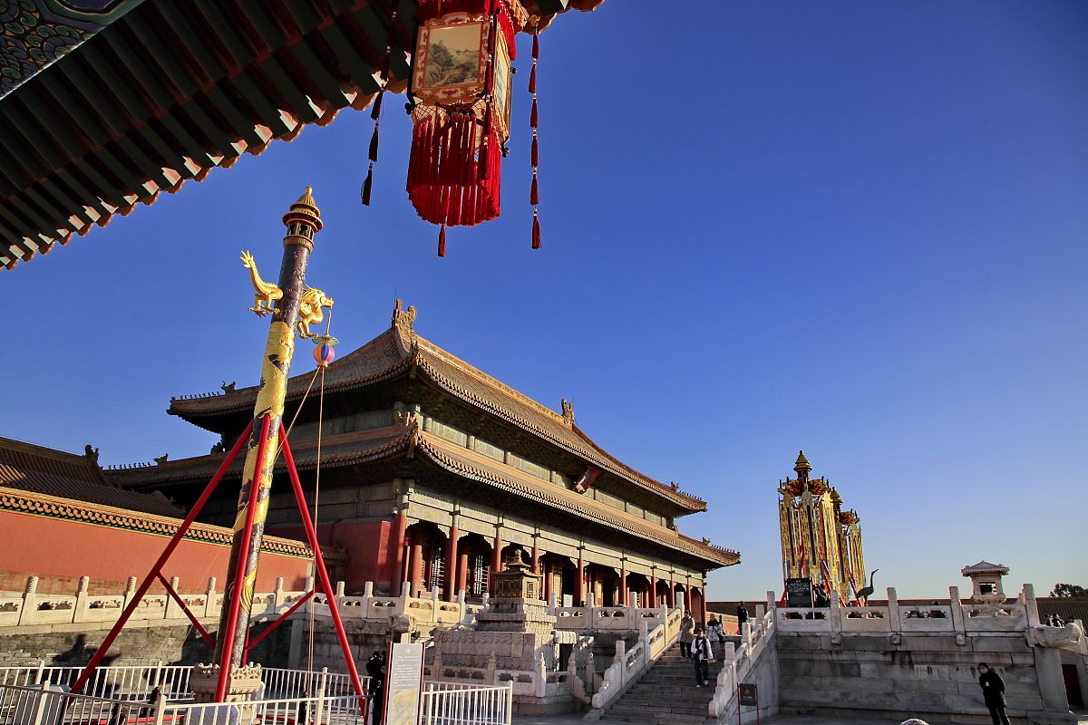 2019年1月23日,游人在北京故宫乾清宫欣赏天灯,万寿灯.