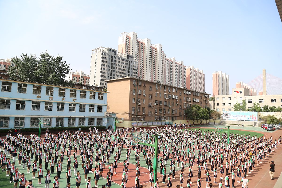 2020年6月1日,国际儿童节,山东济南,援鄂抗疫战士薛莹重归济南明珠小