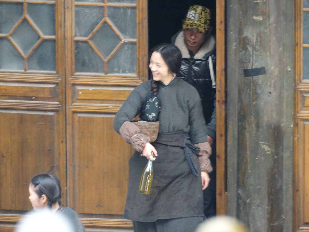 女侠的抉择：屈服于土匪还是守护自我？
