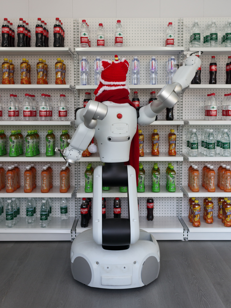 荣耀人形机器人亮相MWC：手机厂商的「机械革命」将如何改写消费电子版图？