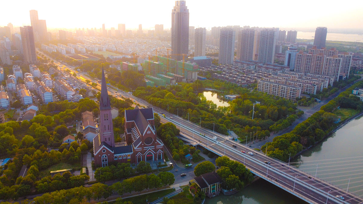 2021年9月17日,江苏江阴,扬子江国际礼拜堂周边建筑风光.