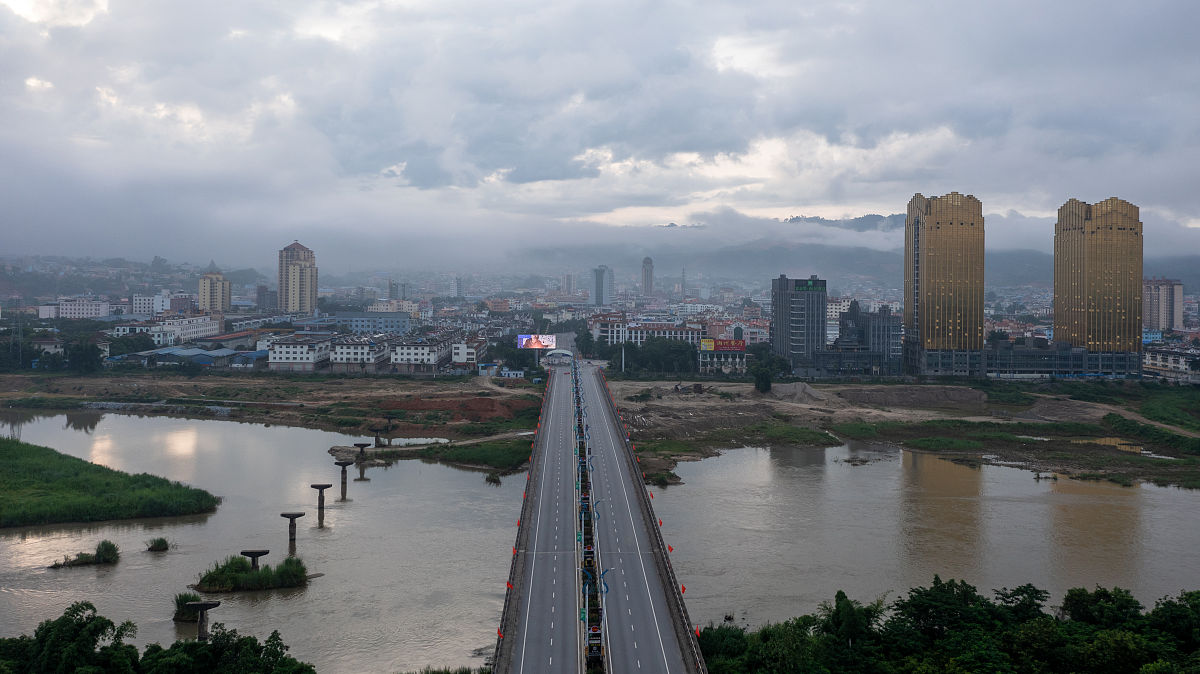 2021年7月5日,云南德宏,瑞丽市姐告大桥.瑞丽新冠疫情发生后,姐告大桥