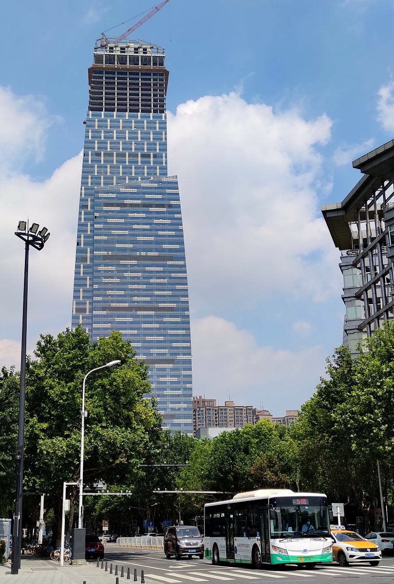 2020年7月23日,武汉市沿江大道某在建大厦,在蓝天白云映衬下,显得格外