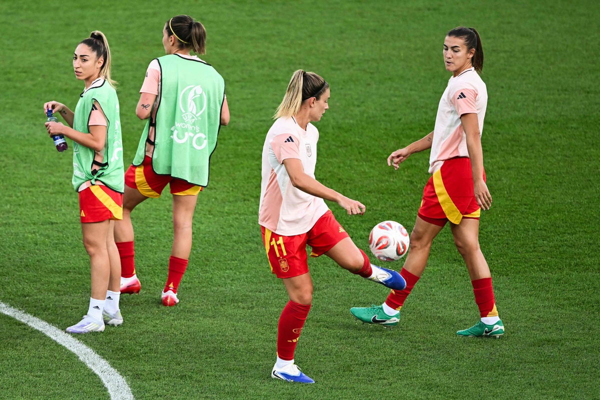 女生学足球就业前景：适合女孩吗？