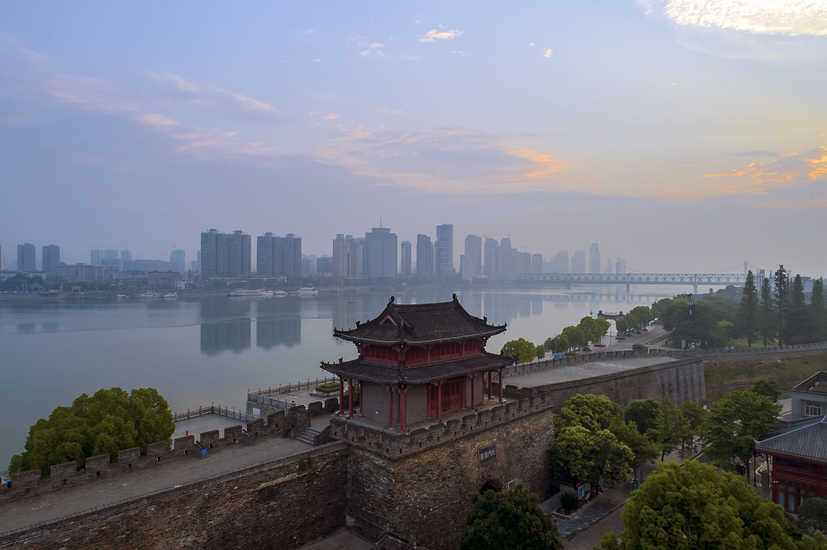 2021年6月2日,湖北襄阳,襄阳古城临汉门城楼的日出.