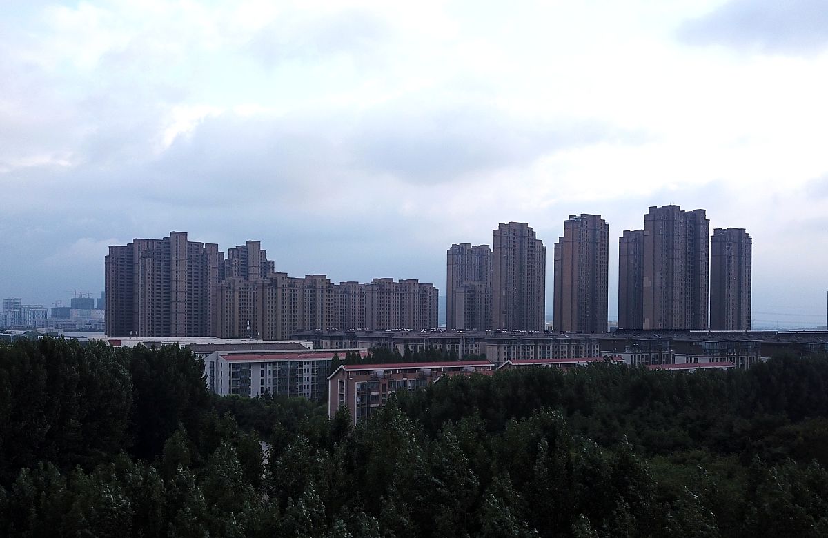 2018年8月26日,南京江北新区上空乌云密布,阳光无法穿透云层,天空呈现
