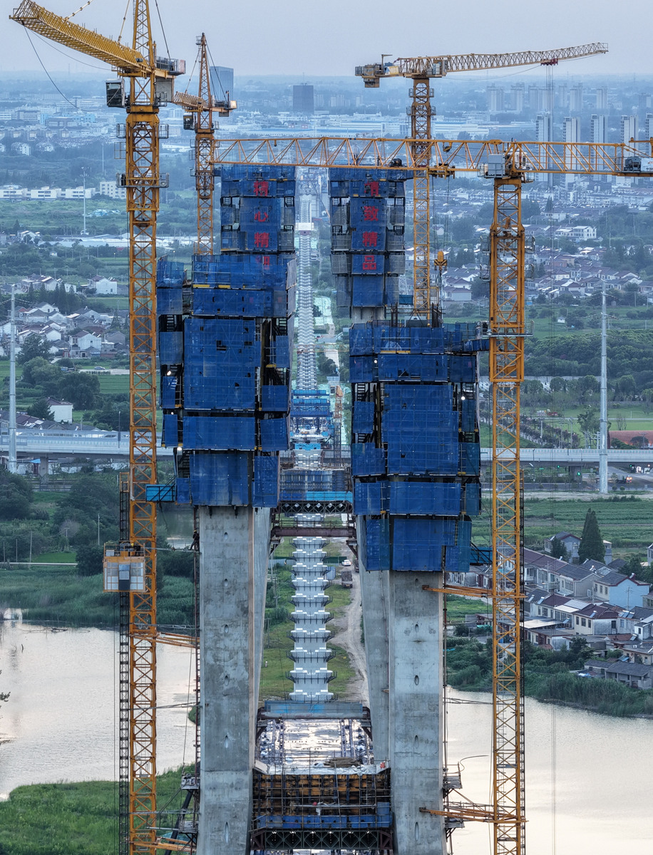 成都铁路运输学校分享西环高铁海口段双线特大桥连续梁成功转体