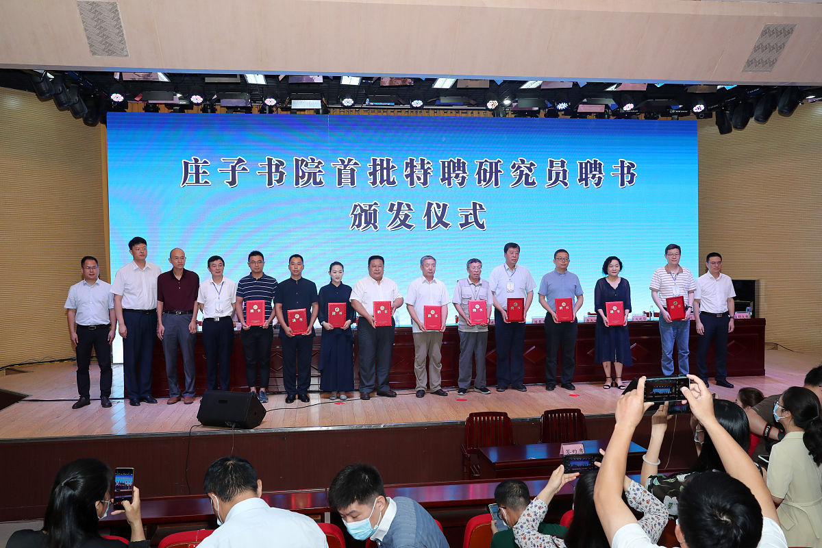 民盟乐山市委就峨眉山市旅游学校对口美姑县开展教育扶贫工作进行