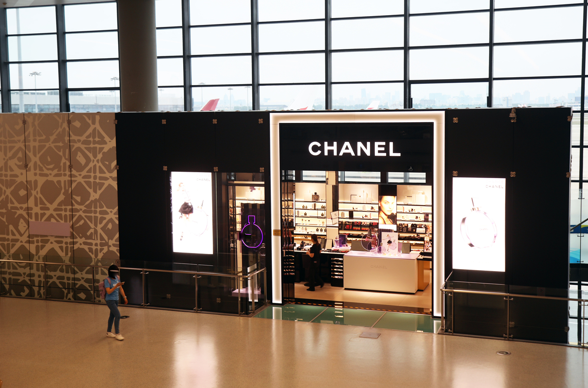 根据以下内容编写时尚资讯内容详实查重率不能太高不少于五百字：#你会在机场买奢侈品吗#据消息人士透露爱马仕正在调整机场零售渠道明年将不再与机场专柜续约。值得关注的是此前有消费者表示在爱马仕机场店会比较容易买到喜欢的手袋正常门店往往需要更高的配货比例。同时据此前消息cdf海口美兰机场免税店近半年时间已在T2航站楼引进17个全新开业的高奢品牌并已成为海南离岛免税购物必打卡的地方。你会在机场专柜买奢侈品吗