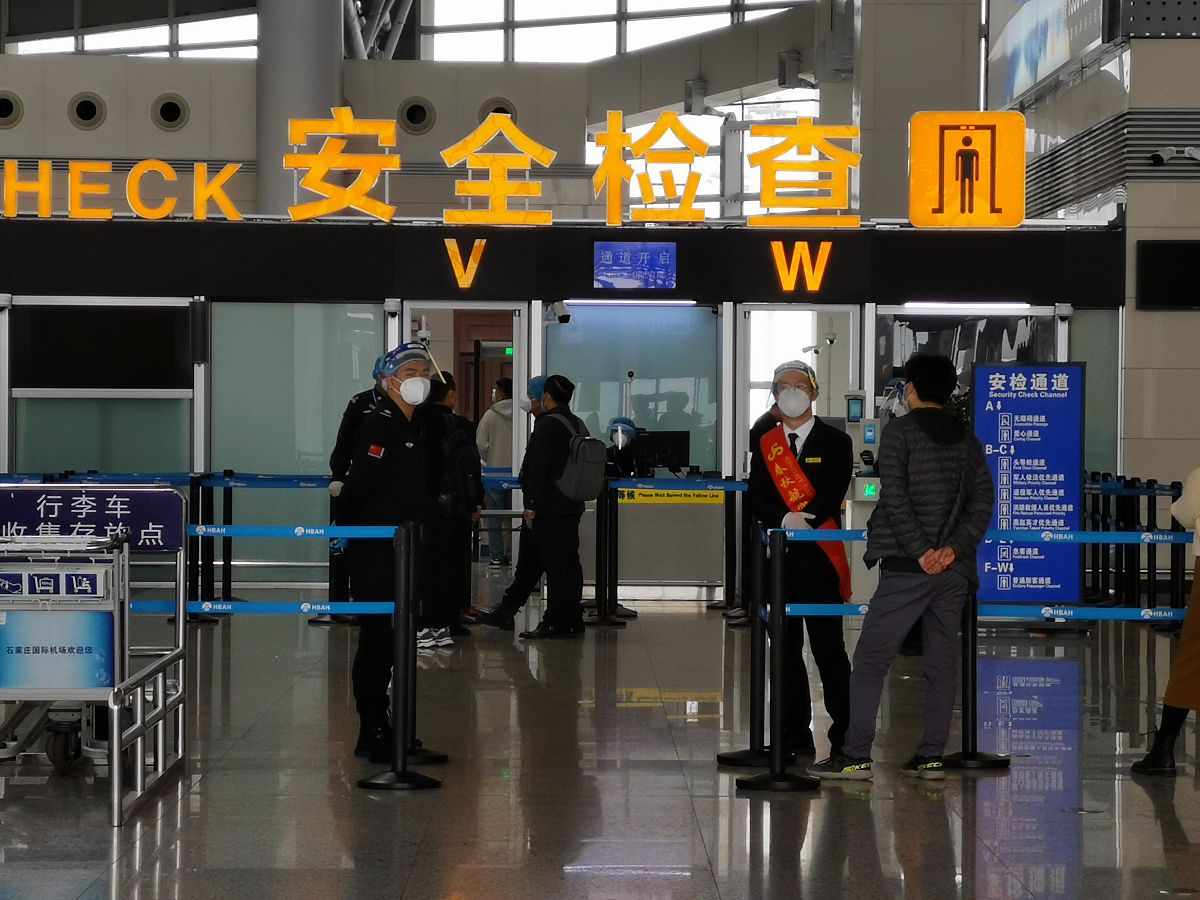 G3492到石家庄那个站台下车帮我用230字详细描述