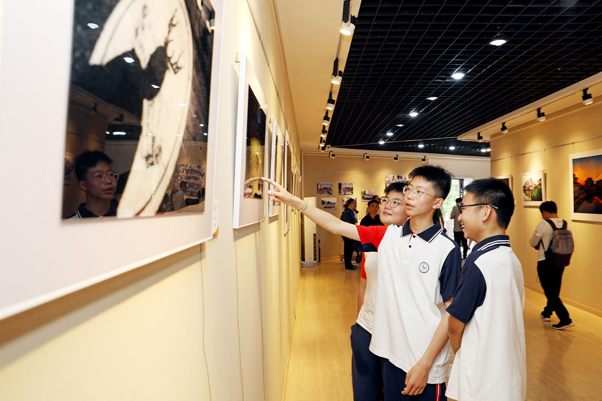 2021年7月11日,在江苏省扬州市宝应县纵棹园书法艺术馆内,学生们在观