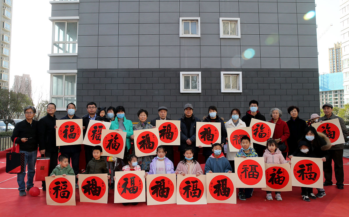 2021年2月3日,西安书法家春节前夕来到朝阳花园小区,义务为市民书写春