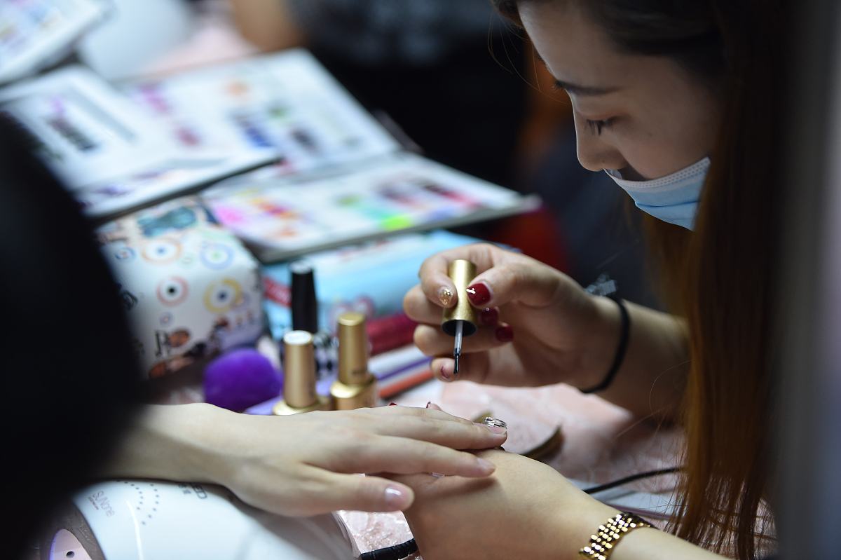 专业美甲培训课程安排 - 8周全面学习，打造优秀美甲师