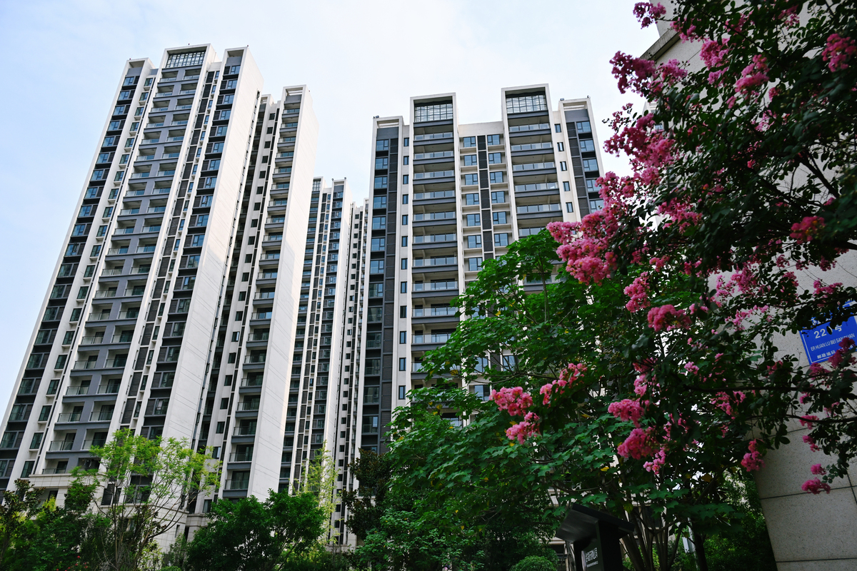 名称：河畔府邸楼栋房号：3-201具体朝向：南北项目物业类型：住宅装修情况：清水甄选理由：双流区稀缺小高层现房周边都是老小区改善型住宅1梯2户比较适合在双流机场和高新区上班人群离高新区开车10分钟机场10分钟总价330万旁边有棠湖学校私立比好的对面有个北京华联商场配套很成熟。现在尾盘低区楼层为主。如果我是置业顾问。我要给客户推荐这个房源怎么推荐