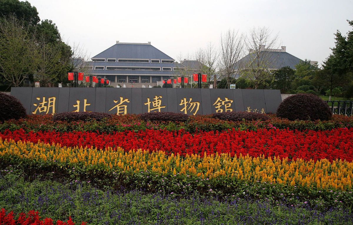 以金沙遗址为背景作诗介绍成都