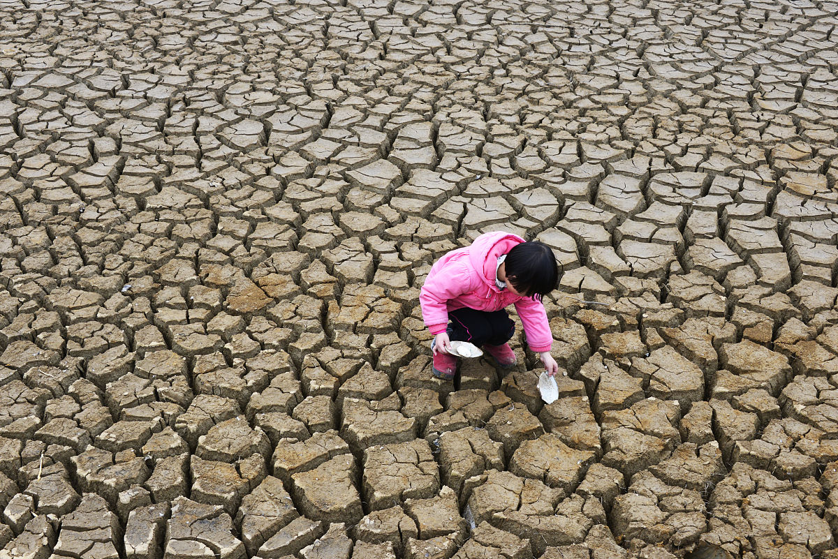 改下下面的话使其意思不变我国的水资源有28124万亿立方米左右占世界水源总量的6％而用水量在世界位居首位。由于我国人口数量庞大的原因当前我国每人每年平均的用水量为2500m3大概占有全世界人平均用水量的四分之一排在世界第100位是世界上几个人均缺水国家之一。