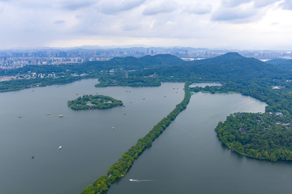以具体的区域为例举例说明旅游开发对区域的影响。