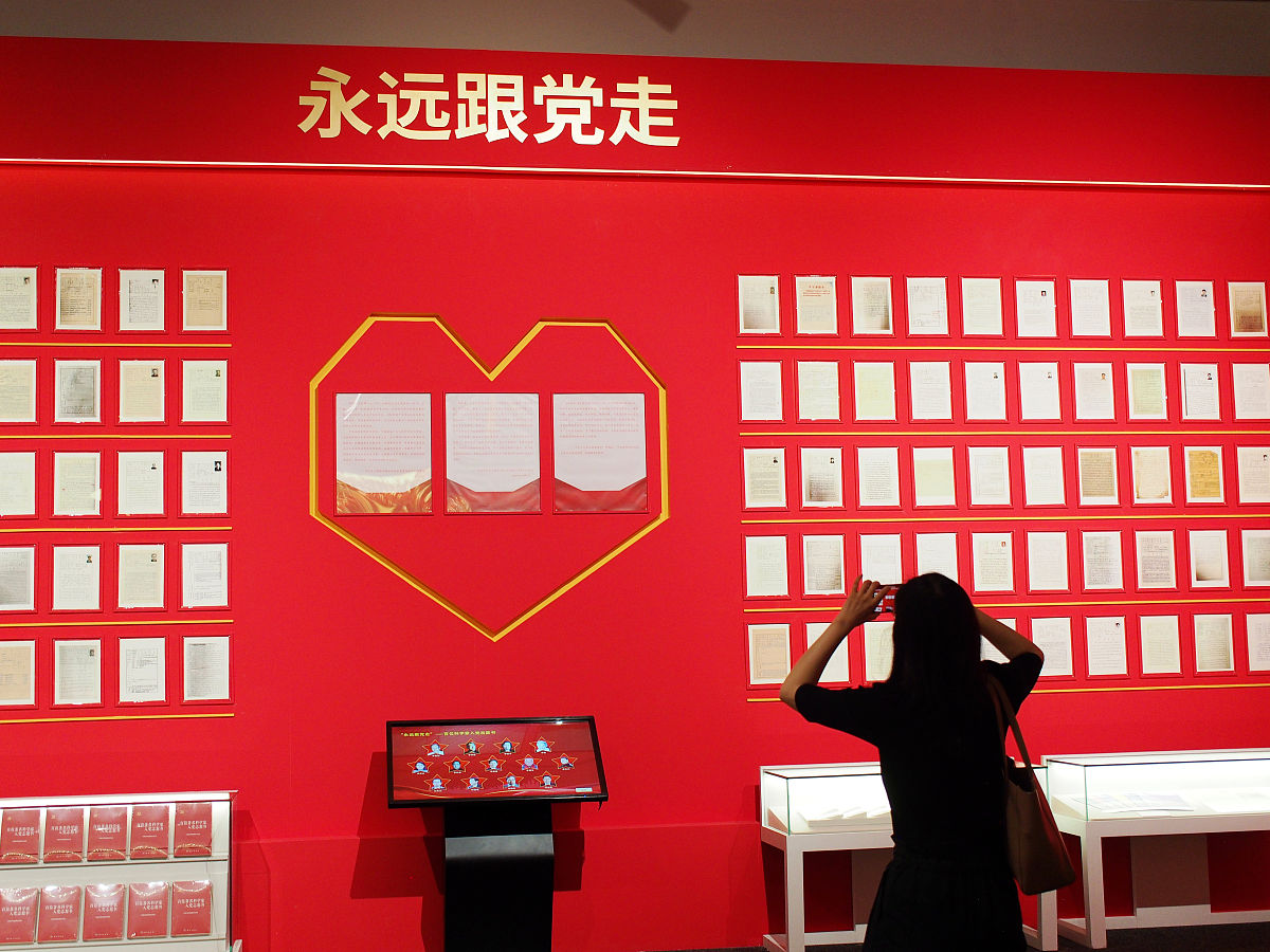 2021年5月25日,北京,观众在中国国家博物馆"众心向党 自立自强——党