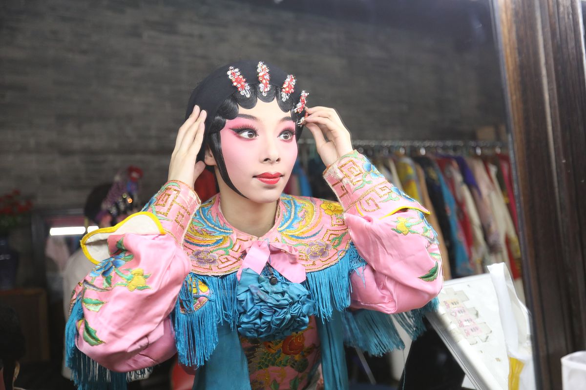2021年3月20日,广东佛山,化妆间的武旦妆容.