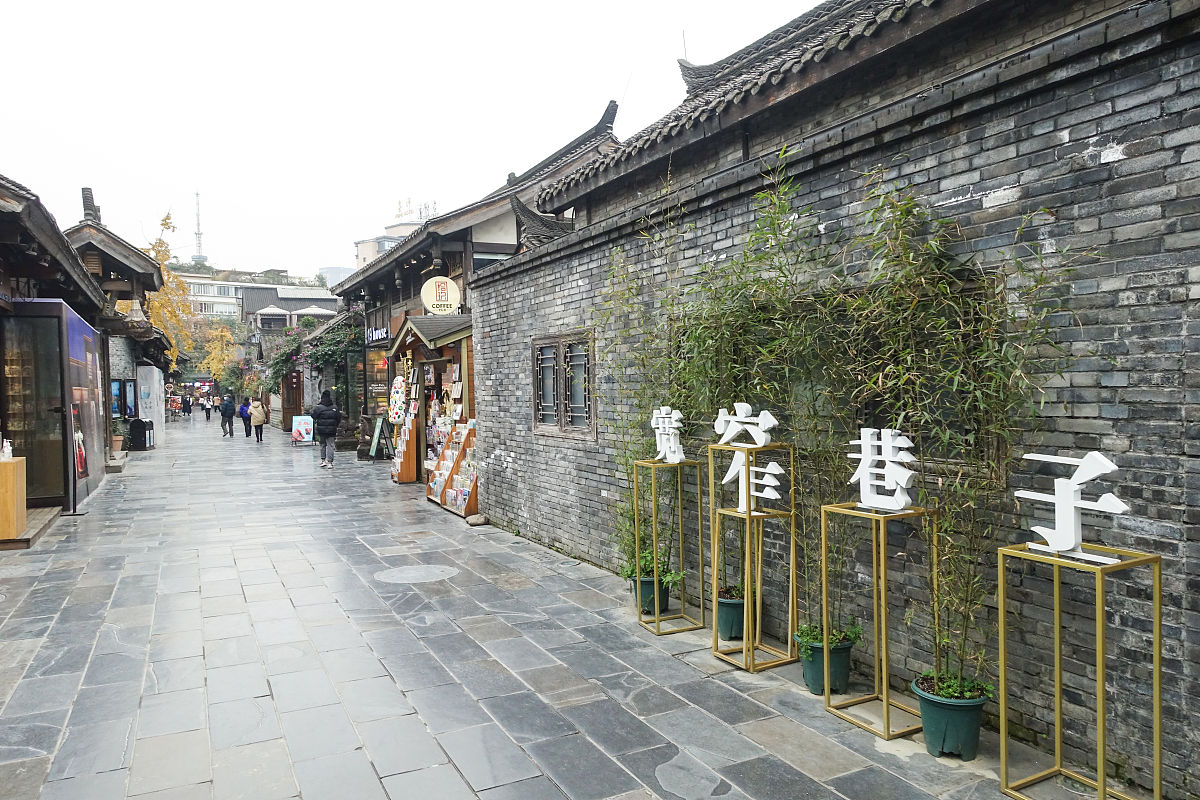 2020年12月11日,四川成都宽窄巷子景区正常开放,游客需测体温亮健康码