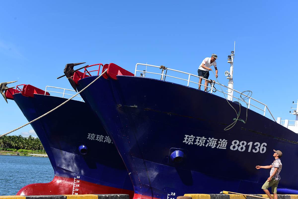 请写一篇满足以下3条要求的中文论文：1、论文内容要求：结合中国渔业船舶的发展历程与影响世界渔业船舶发展的主要因素分析中国海洋渔船未来的发展方向及其对中国海洋渔业的深远意义来写。 2、论文格式：请以标准小论文的格式包括摘要参考文献等。3：字数要求10000字且论文重复率不超过20