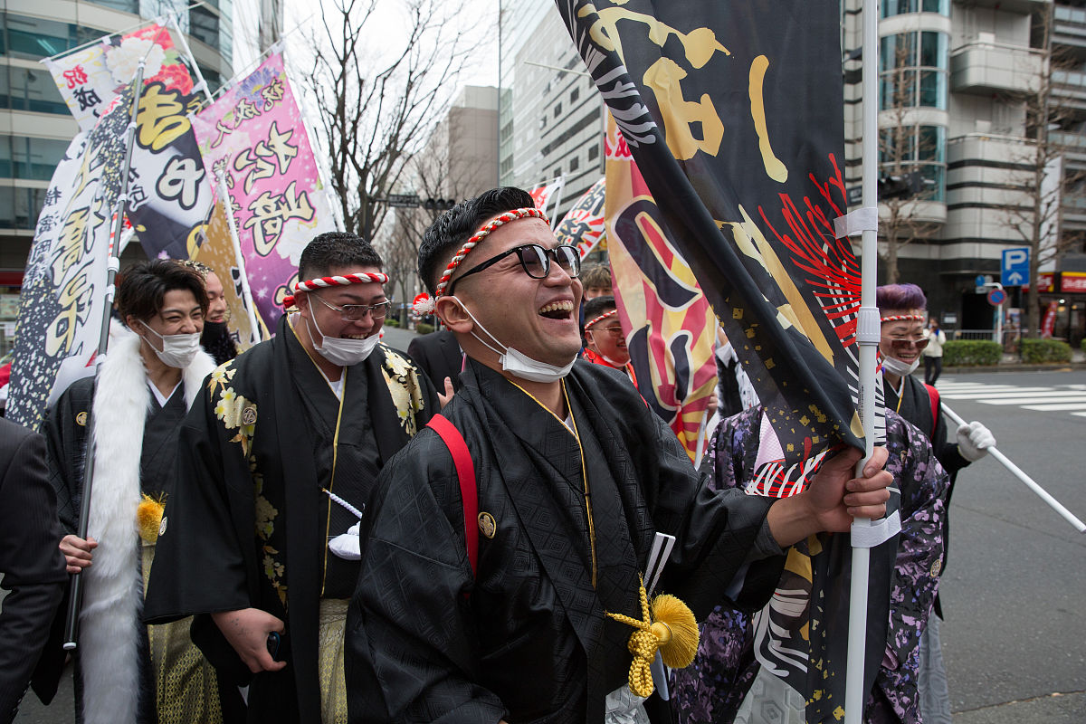 当地时间2021年1月11日,日本横滨,小伙子们盛装出席参加成人礼活动.yo