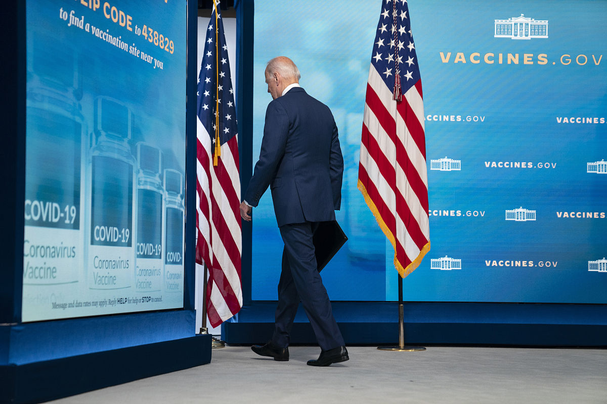 Open sidebar请用简单的英语单词以口语模拟川普演讲以下内容总体思路是挖苦讽刺用阴阳怪气的语气用反讽幽默的类比来说明并给出具体的例子：如果你读懂了奥巴马和默克尔你就能读懂川普。这个生下来就是精英的人物这个浑身沾满铜臭味的企业家上来就搞什么美国优先整天想着美国的就业为一点经济的增长沾沾自喜。在奥巴马和默克尔看来显然是格局太小目光短浅一副为富不仁的做派。所以奥巴马在麦凯恩的葬礼上说任何时候他都