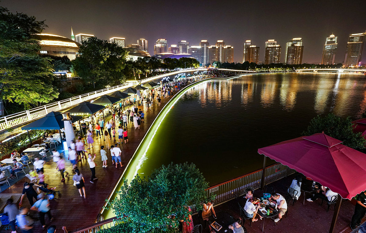 2020年8月9日晚,郑州,如意湖畔的餐吧小吃挑战着游客的味蕾.