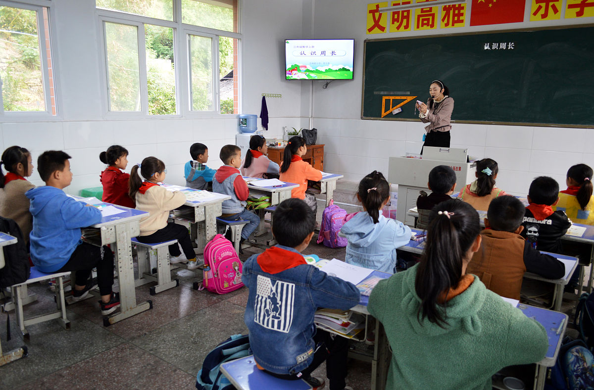 农村小学教育研究：心理健康、德育影响与压力管理