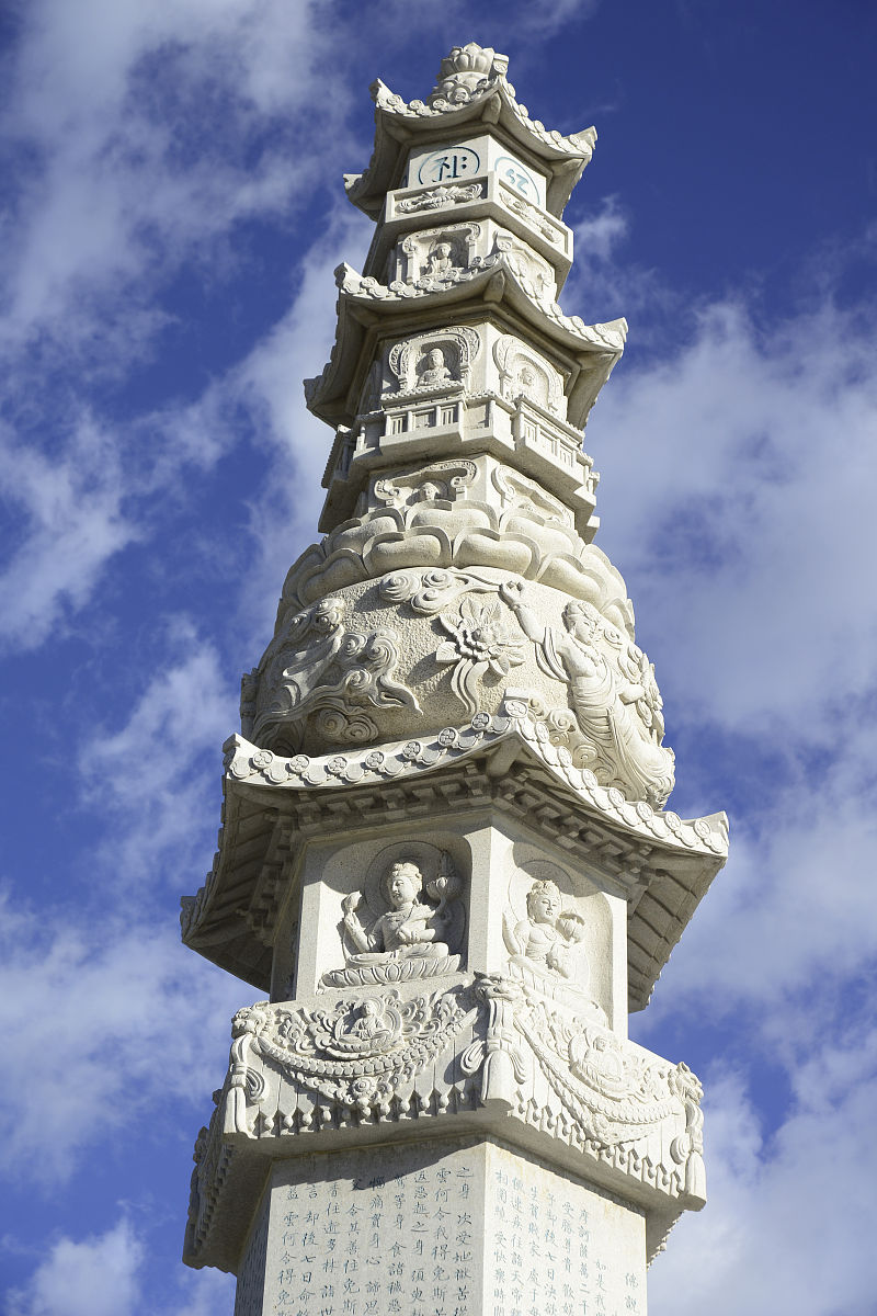 非常抱歉我没有好好理解您的需求。以下是一个新颖的文案旨在展现纯玩团所带来的美妙旅游体验：云南这片土地上有着五彩斑斓的山水和丰富的历史文化。但是如果你选择了一个不合适的团队那么不仅会浪费时间和金钱更可能会失去大部分旅游的乐趣。我曾经有过两次去云南的旅游经历。第一次我和男朋友选择了一个价钱便宜的团队。但是那个导游总是骗我们去购物店而且还想让我们购买一些没啥用的东西。真的非常折磨人的心灵。第二次我和家里