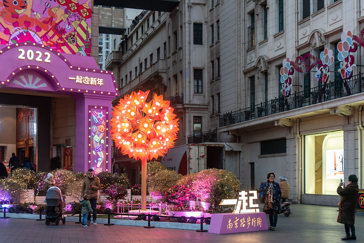 2022年1月12日,上海,南京路步行街七重天宾馆前,红色的蒲公英灯光装置