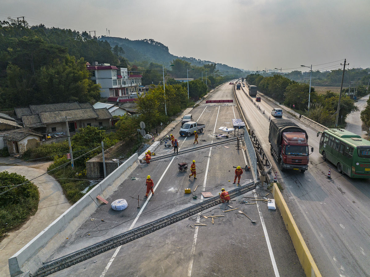 意思是说避开隧道路线就是从梧州市区附近的梧州东出口下高速后转入国道207线经过了梧州市区和陆川县然后再最后上高速进入湛江市就没有隧道了么