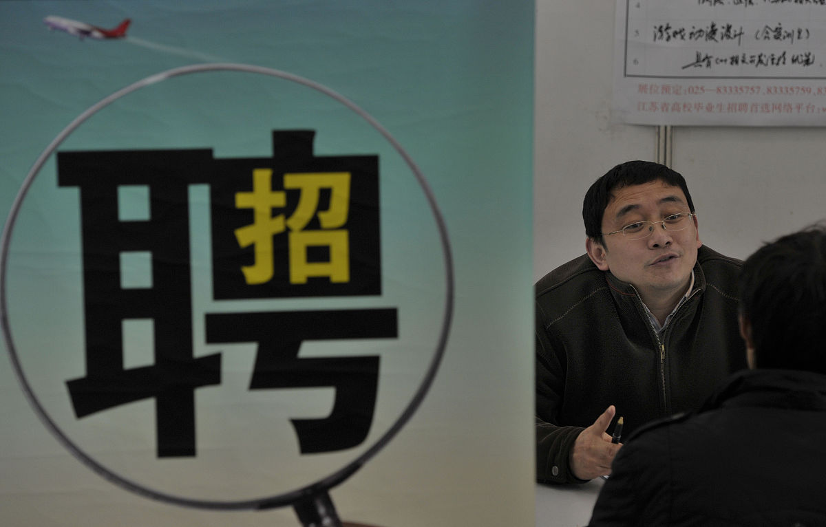 成都铁路运输学校分享：如何解决铁路工作的薪资问题？